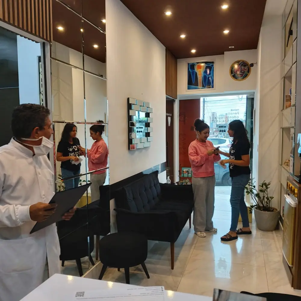 Recepção da Nova Perolla Odontologia com equipe e pacientes