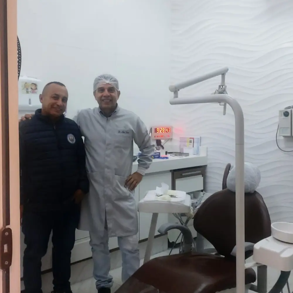 Dr. Aires Torres com um paciente no consultório