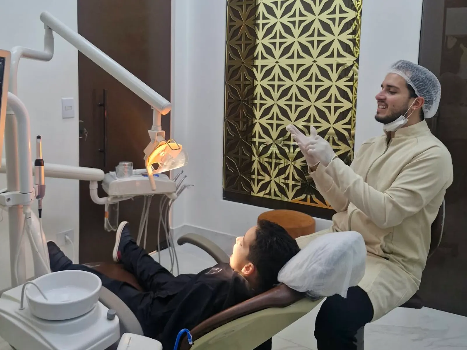 Dentista da Nova Perolla Odontologia em atendimento
