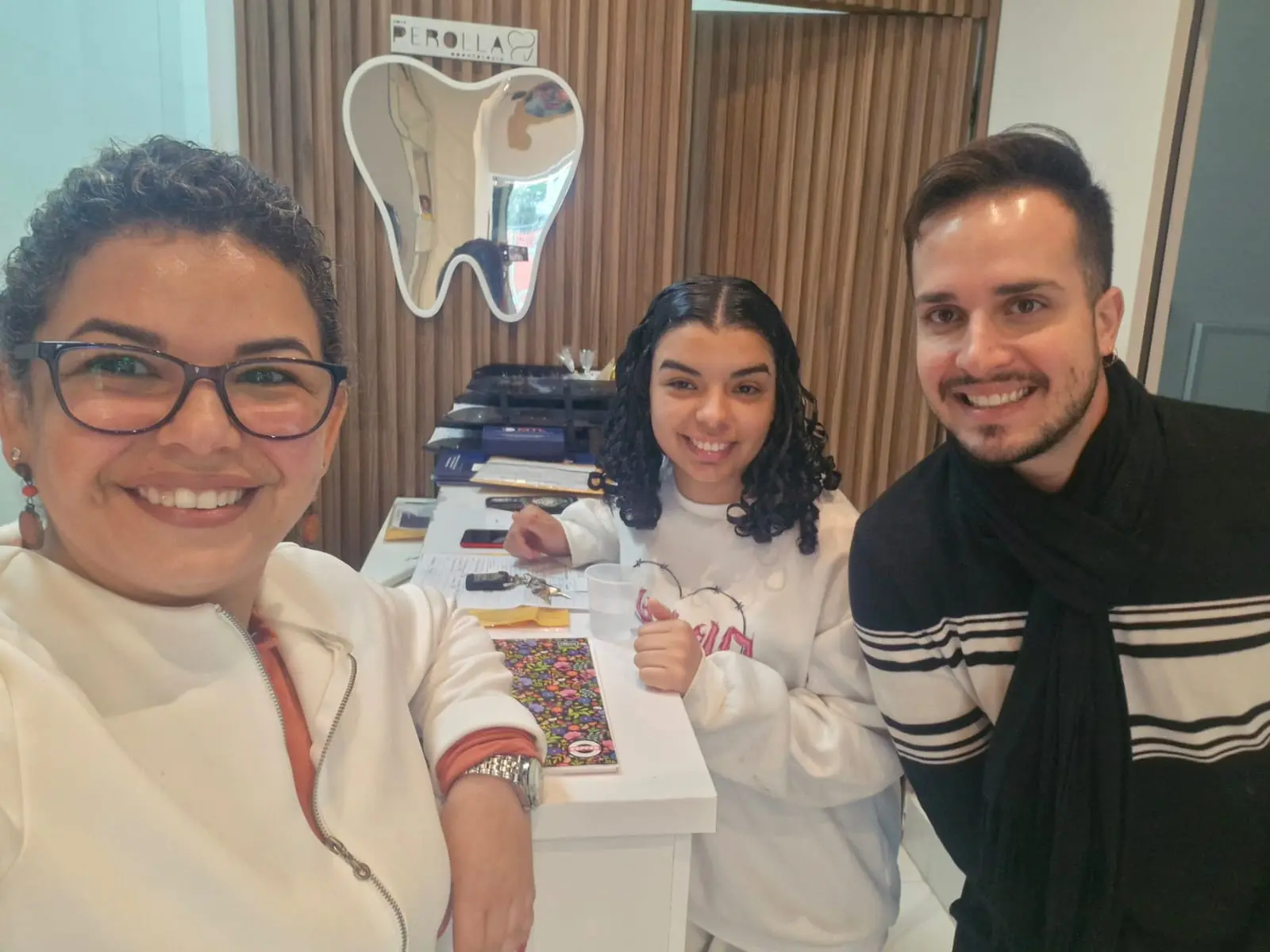 Equipe da Nova Perolla Odontologia na recepção