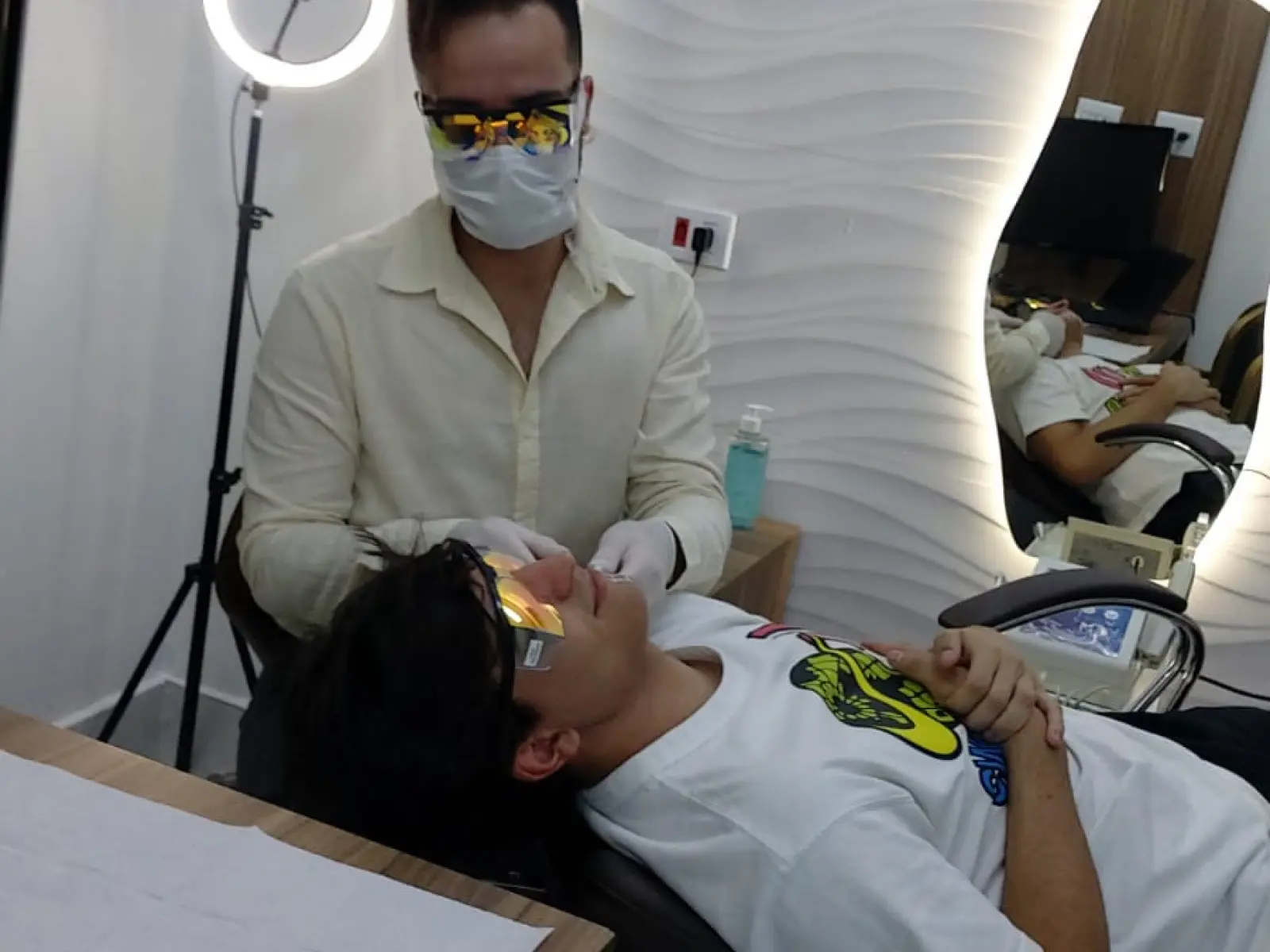 Dr. Herson Mori durante um atendimento