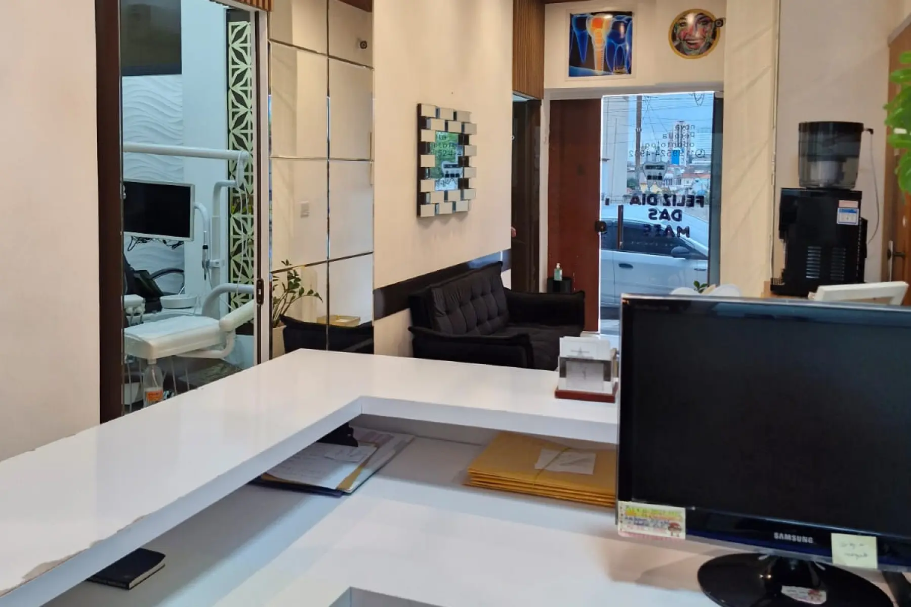 Balcão da recepção da Nova Perolla Odontologia