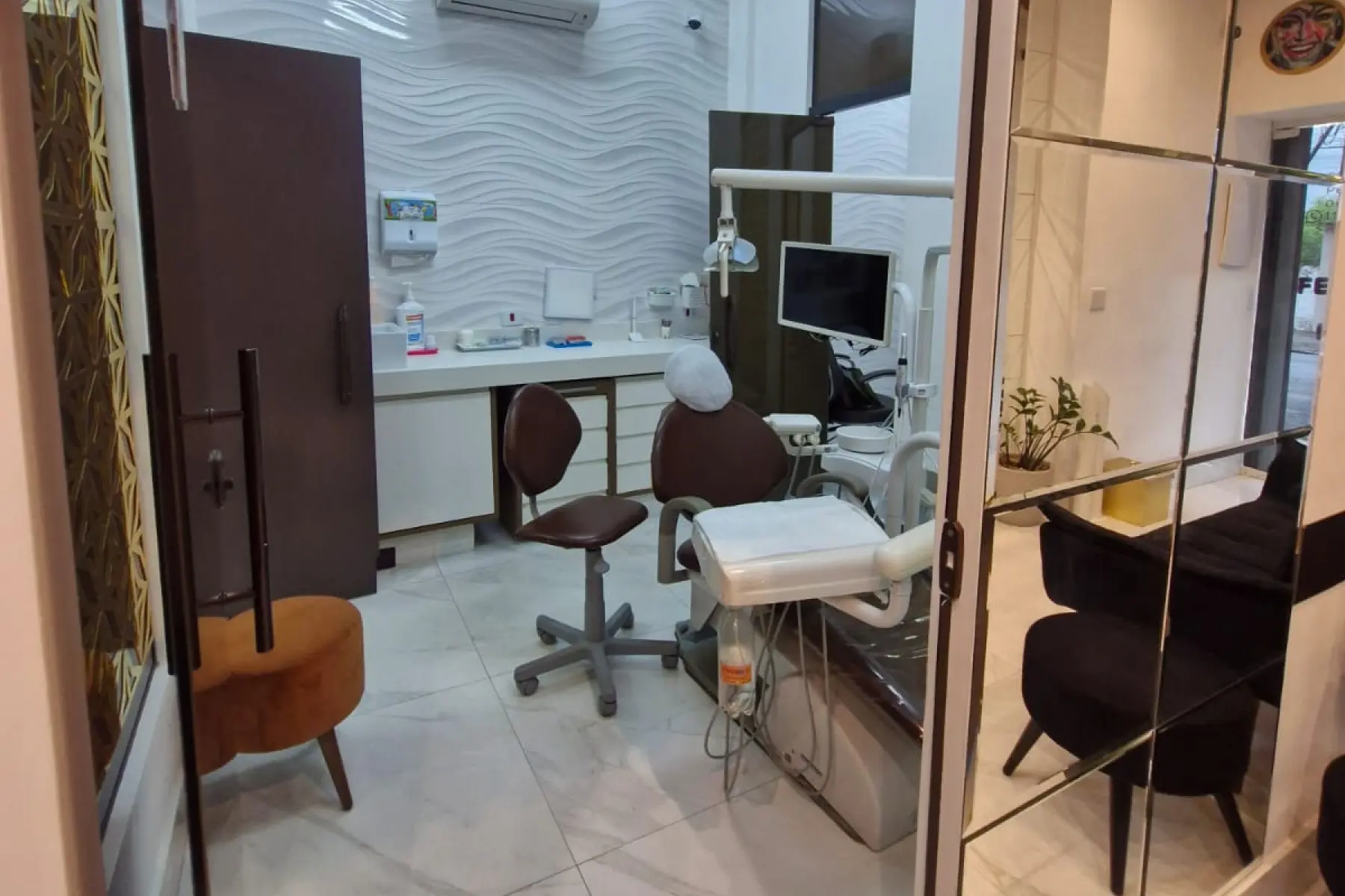Consultório da Nova Perolla Odontologia visto da porta