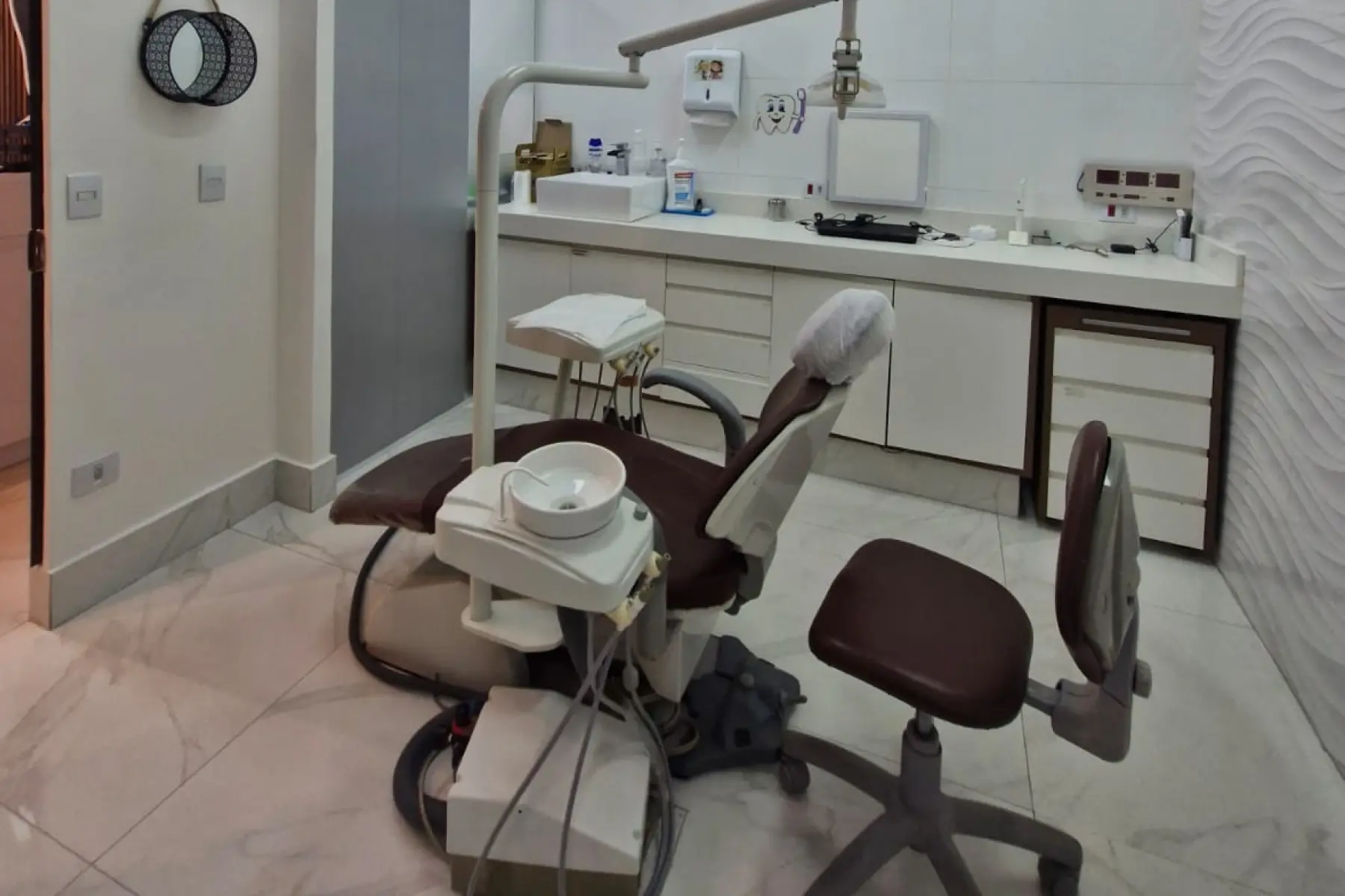 Cadeira odontológica em um consultório da Nova Perolla Odontologia